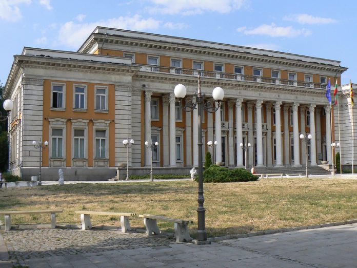 1af57280eff4f697496641f0afe86347Pernik-culture-palace-left