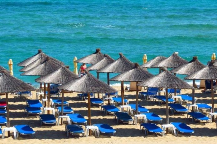 na-plaj-v-nea-peramos-ammolofi-beach-ednodnevna-ekskurziya-ot-eko-tur-kampani
