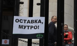 protestirashti-probiha-v-sadebnata-palata-na-jivo-1