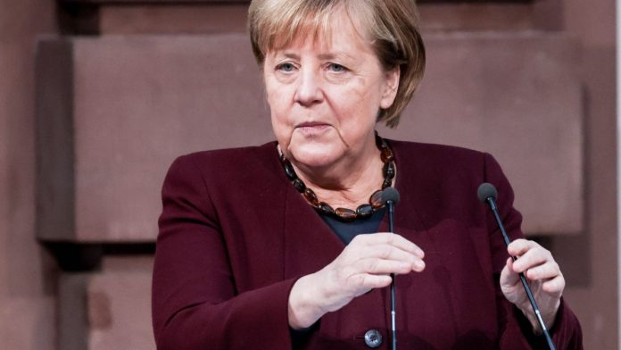angela-merkel-se-ottegla-ot-politikata-1