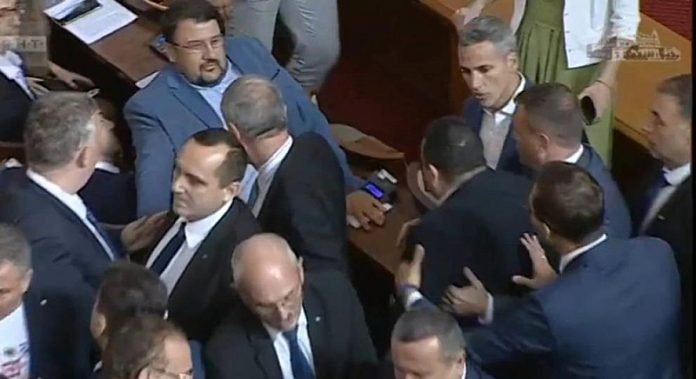 991_ratio_parlament_naprezhenie