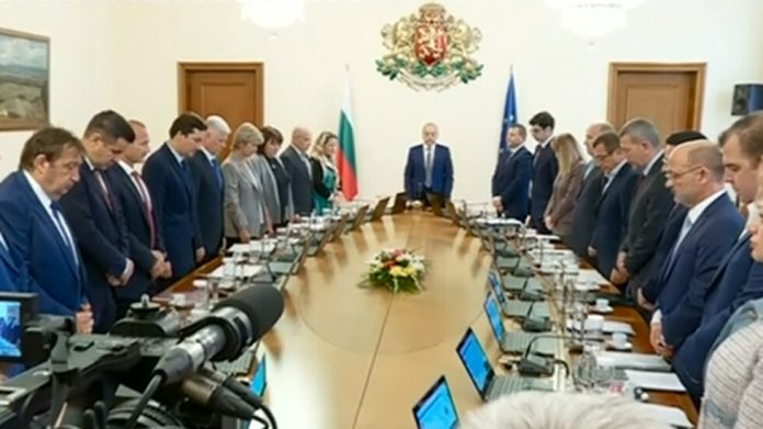 правителство минута мълчание