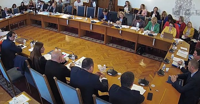 правна комисия хартиена бюлетина