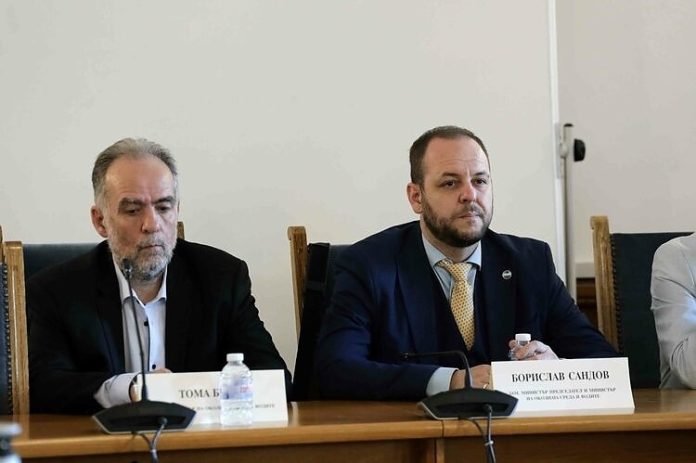 тома белев и сандов