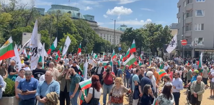 протест възраждане