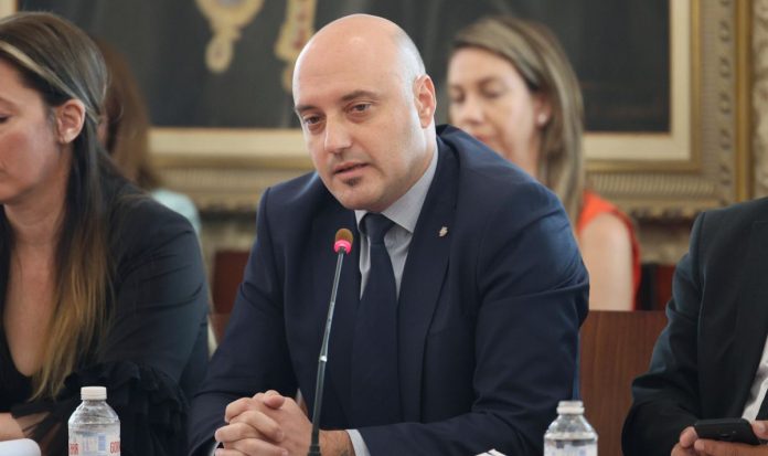 славов