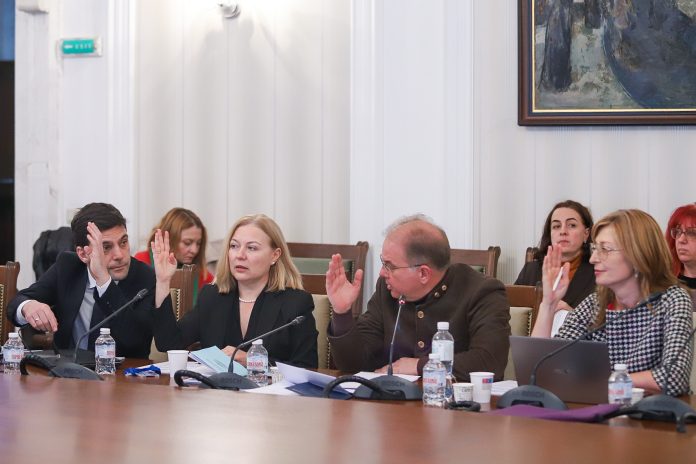 Комисията по конституционни въпроси