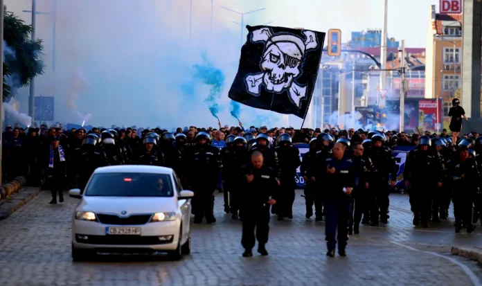 stigna-se-do-naprejenie-mejdu-fenove-na-levski-i-cska-policiata-se-namesi-barzo-1