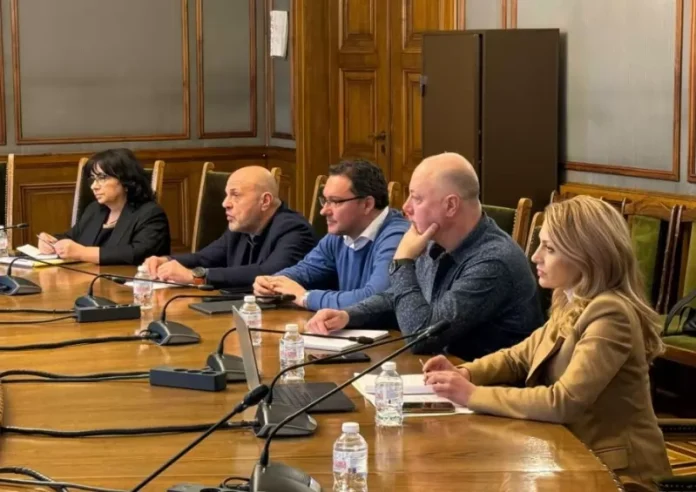 Temenuzhka-Petkova--Tomislav-Donchev--Daniel-Mitov--Rosen-Zhelyazkov-i-Raya-Nazaryan-sa-pregovaryashtite-ot-strana-na-GERB-SDS_1734359722
