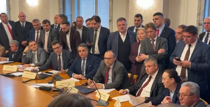 Tsirk--Asen-Vasilev-vletya-kreshteyki-v-byudzhetnata-komisiya--Dobrev-go-prati-da-si-pie-hapchetata_1764154890