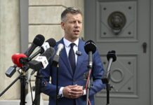 Унгарските депутати намалиха заплатите си с 40%. А у нас кога?