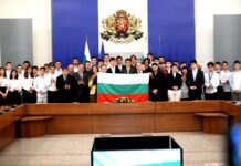 Премиерът Румен Радев връчи националното знаме на олимпийските отбори по природни науки за 2026 г.