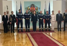 Президентът Илияна Йотова отличи пожарникарите, участвали в спасителните действия след катастрофата на Челопешко шосе в София