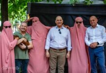 Главното мюфтийство: Израелци в розови бурки се подиграха с религията на мюсюлманите на джаз фестивала в Банско