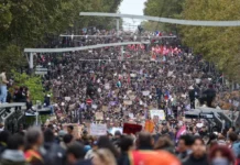 Близо 1000 арестувани при масовите протести във Франция