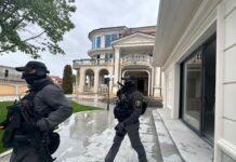 Арестувани са 11 души и са проверени 31 адреса в страната при спецоперация срещу престъпна група за източване на средства от обществени ВиК поръчки /снимки, видео/